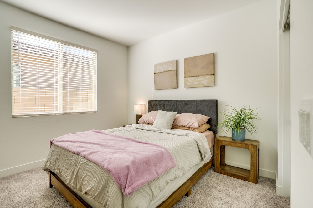 5 Mi to Westgate: Newly Built Glendale Home