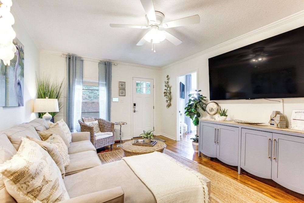 Walk to Beach, Gazebo w/ Hot Tub: Gulfport Gem!