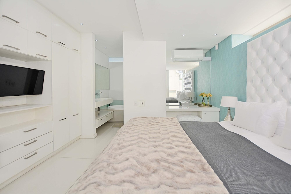 Villa Bleu Blanc in Camps Bay With Pool and Views