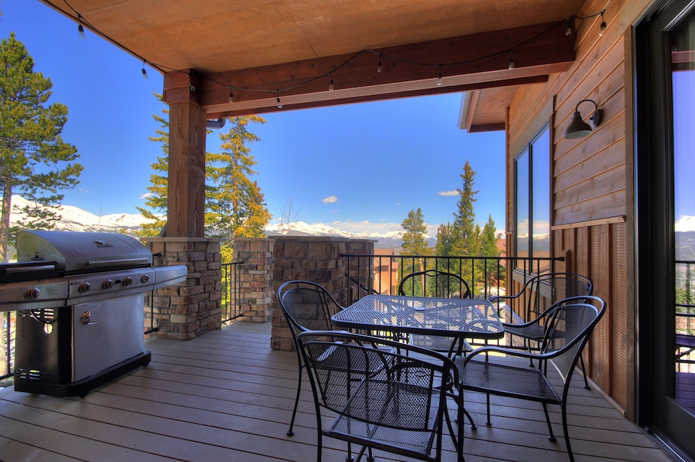 Lofty Fox Villa by RedAwning view 4