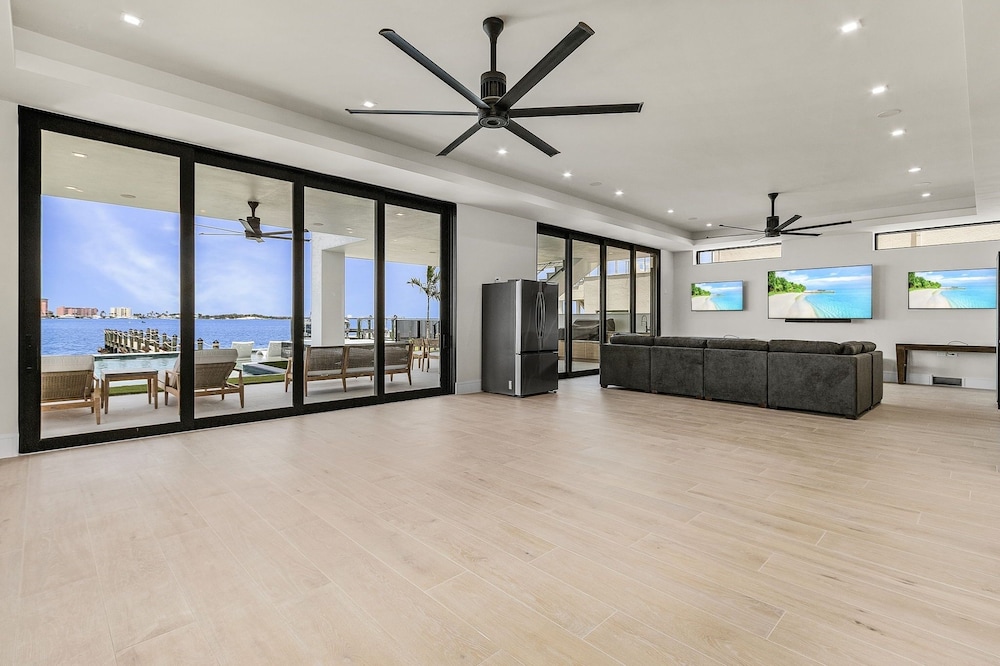 793 Shoreline Estate: 6bd/6br, Luxurious Pool Home On The Water! 6 Bedroom Home