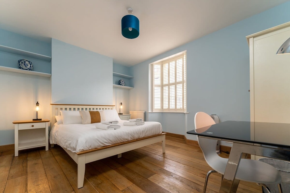 Host Stay Blue Hues on Over Street view 2