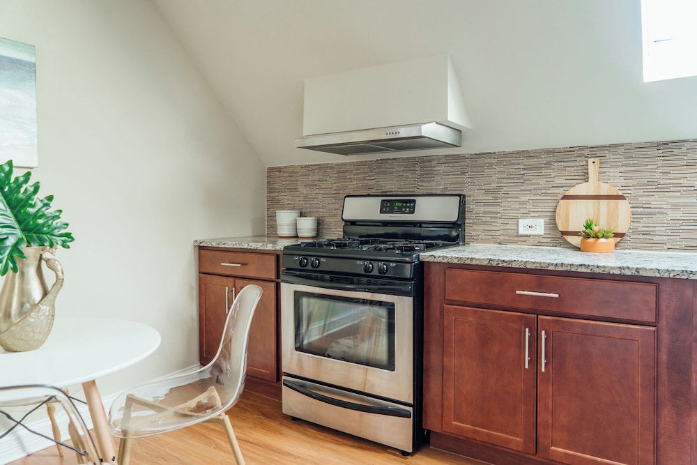 Homey 2BR - Central Charming