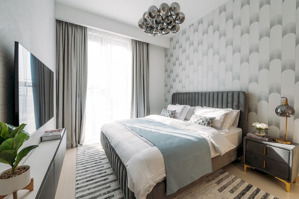 Elegant Stay: Balcony & Stunning Dubai Creek Views