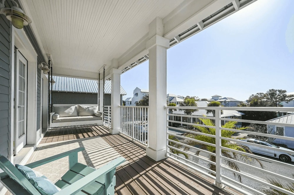 All Decked Out by Avantstay Pool & Private Beach Access, Bikes Provided