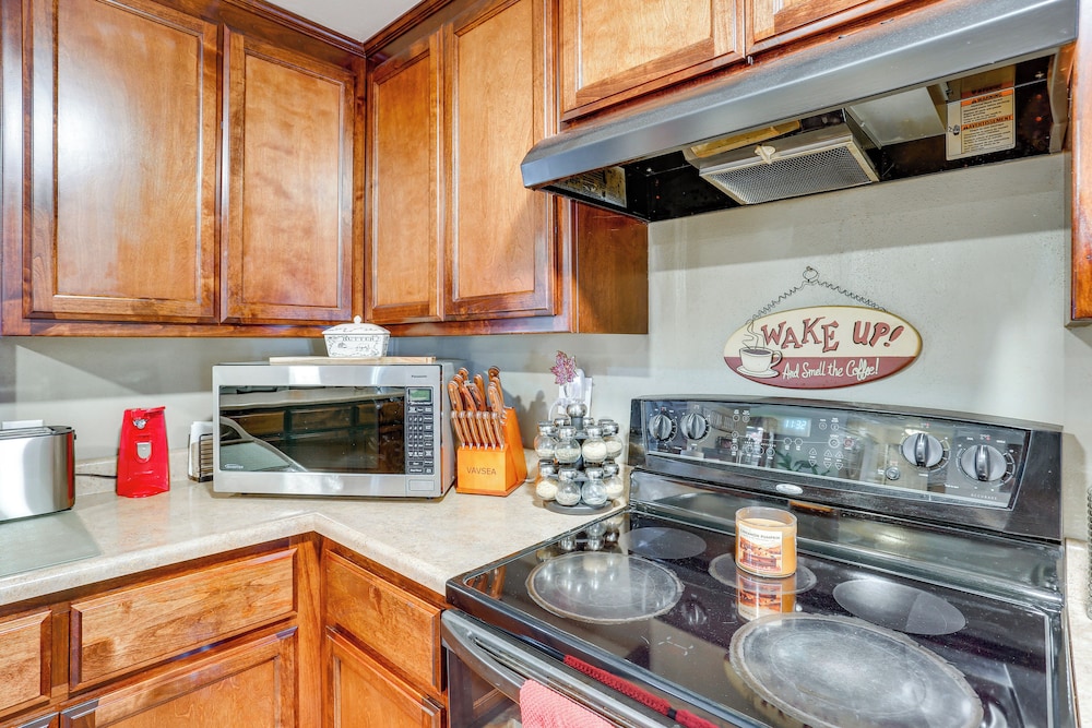 < 10 Mi to Trinity River: Family Home w/ Hot Tub!