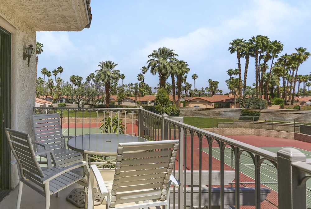 Stylish Condo With Panoramic View Community Pool