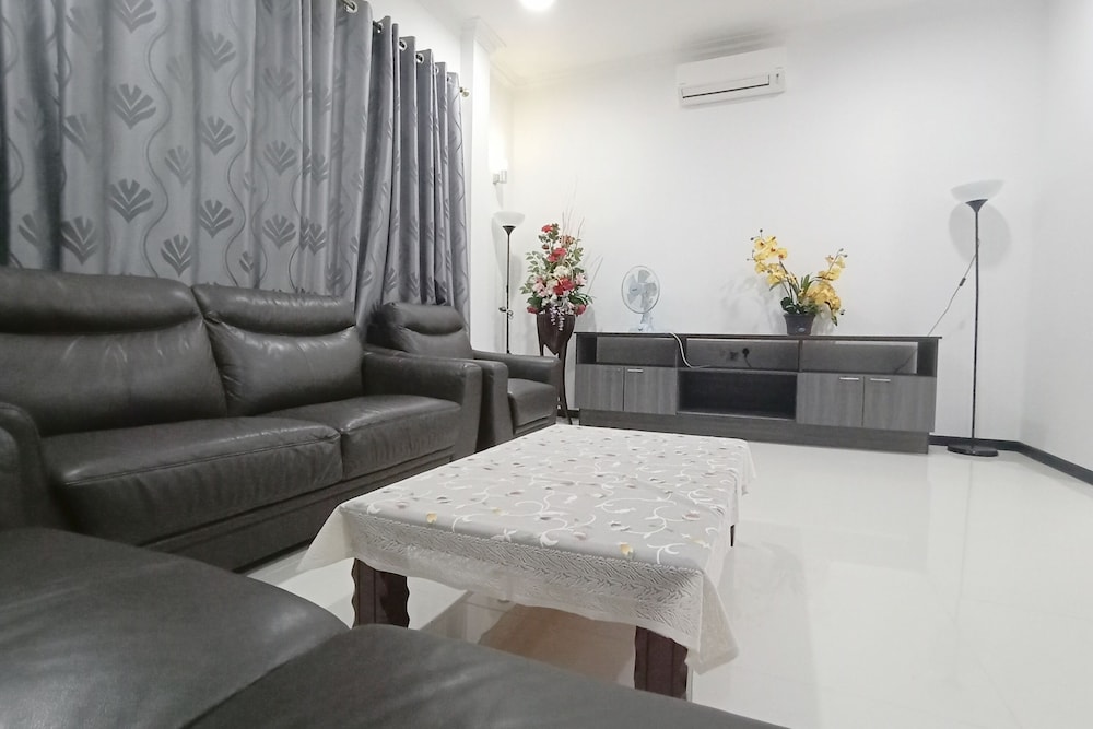 OYO 90203 Emma Sukma Homestay photo 8