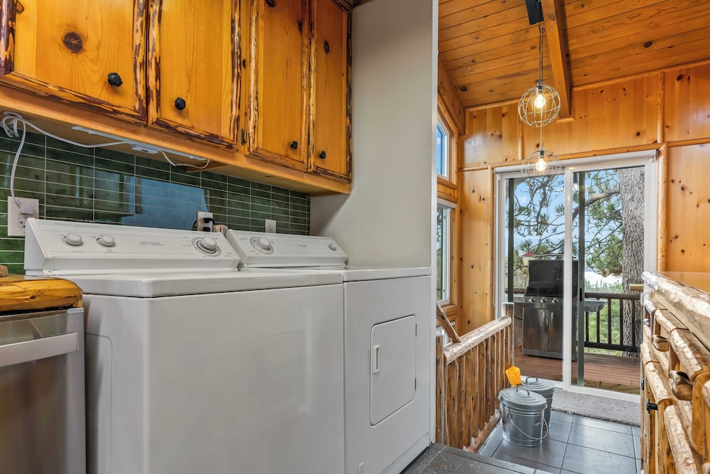 Scenic North Shore Stay w/ Games, Near Snow Summit Lakeview Lodge by Avantstay