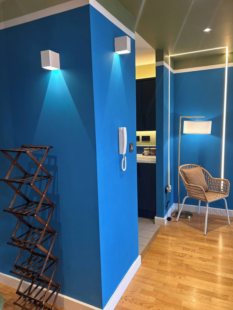 Modern City Blue Apartment Next To The AO Arena Free Parking