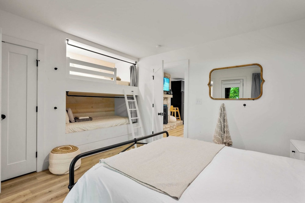 Firefly Mountain Suites Sleeps 36 Indoor Pool, Hot Tub, Game Room, Playground