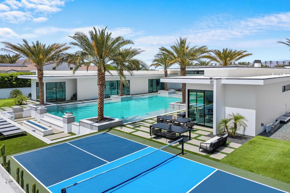 Sleeps 26 Pool, Hot Tub, Pickleball & Putting Green Bravo Villa #12 by Avantstay