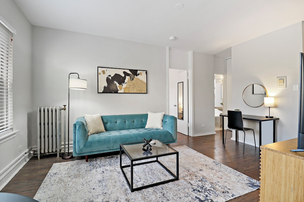 Lively 1BR - Kenwood 408