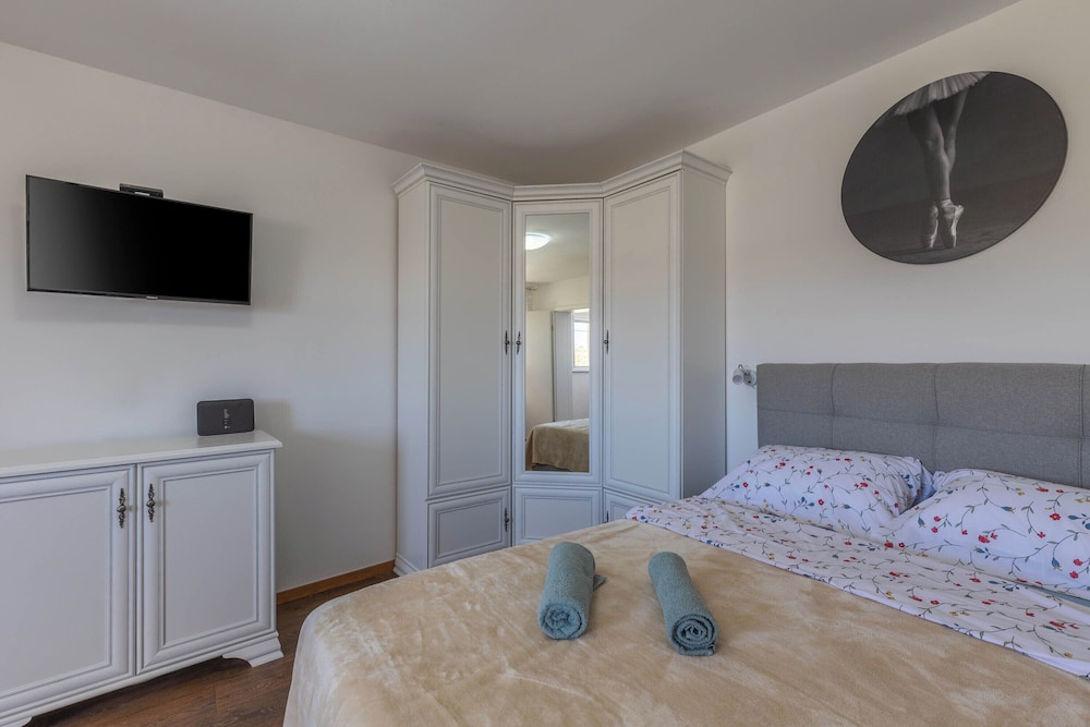 Seafront Apartment Sanja