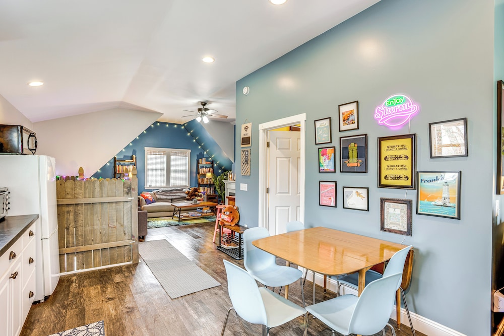 Close to Trails & Town! Artsy Apt in Frankfort
