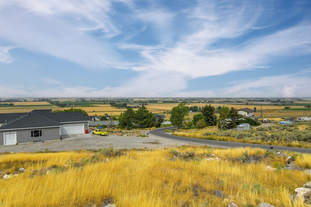 Balcony & Stunning Views: Airy Apt in Idaho Falls