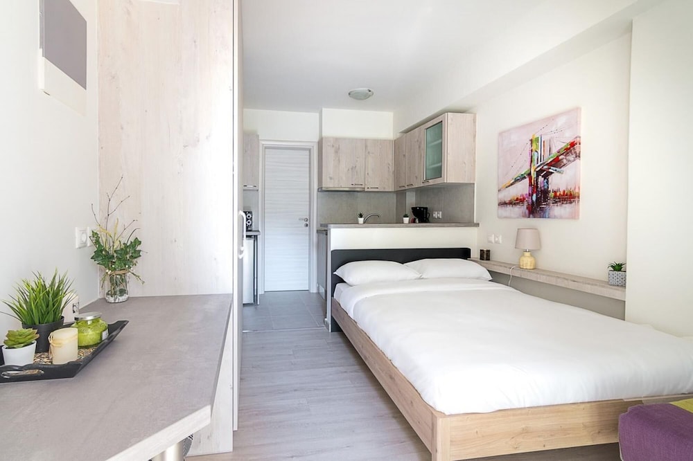 Modern Athens Studio by Cloudkeys photo 4