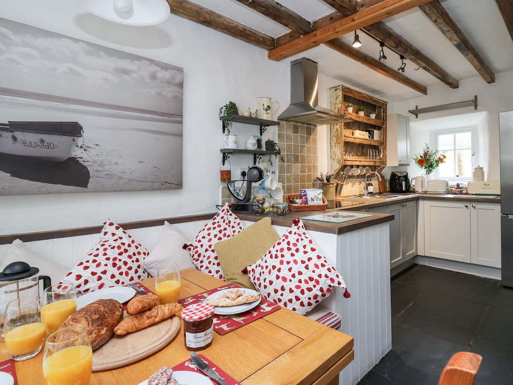 Bryniau Bychain Cottage