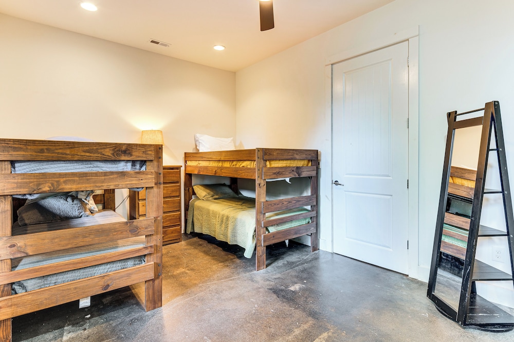 Hot Tub & Mtn Views: Modern Old Fort Hideaway!