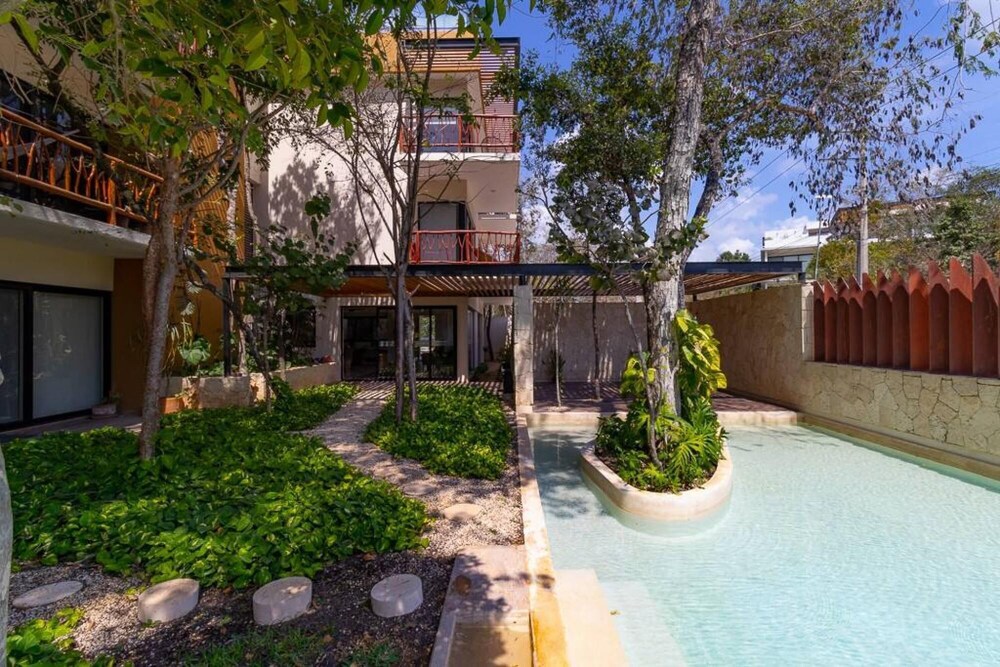 Maranay 2-story 3-br Penthouse in La Veleta view 4