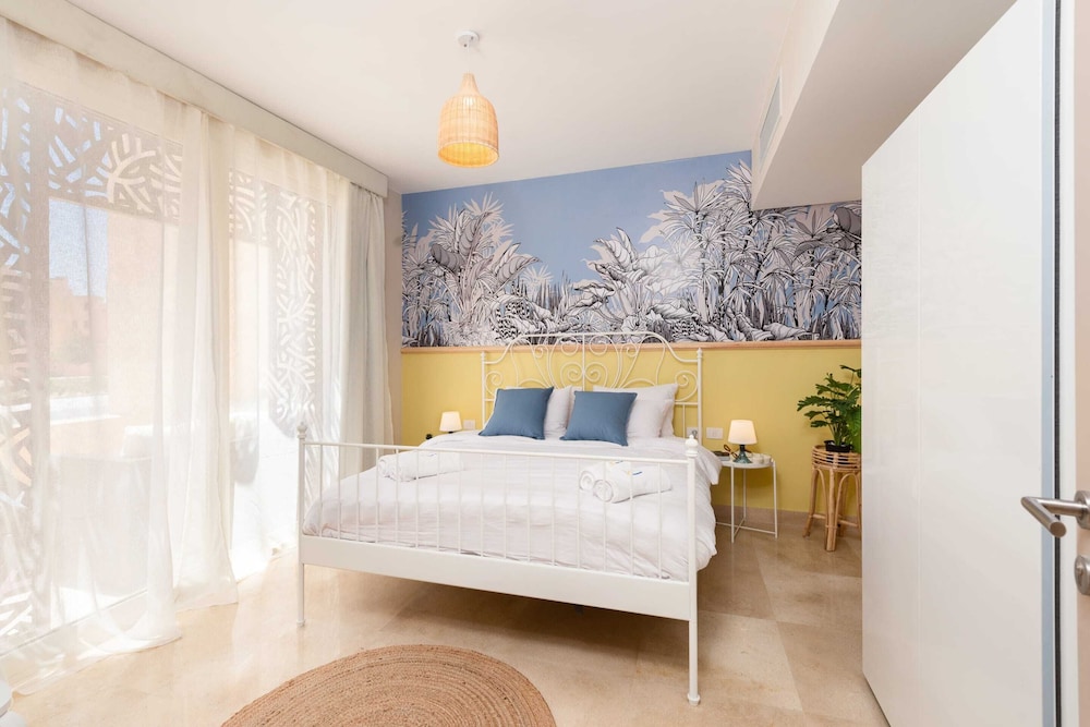 Xuru Stays I Exotic 1bdr w/ Outdoor Terrace Pool & Beach Access
