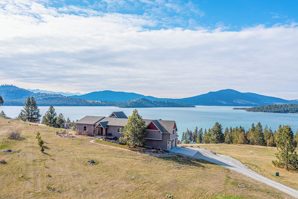 Spectacular Lake-view Retreat w/ Deck, Grill
