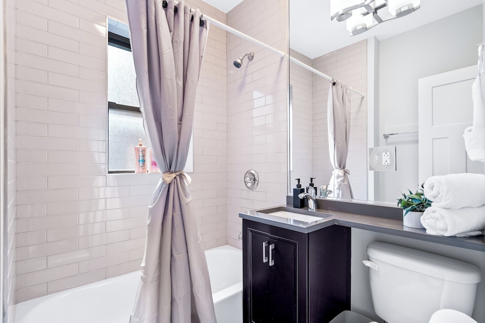 Stylish 1BR in Lakeview - Brompton 1 rep