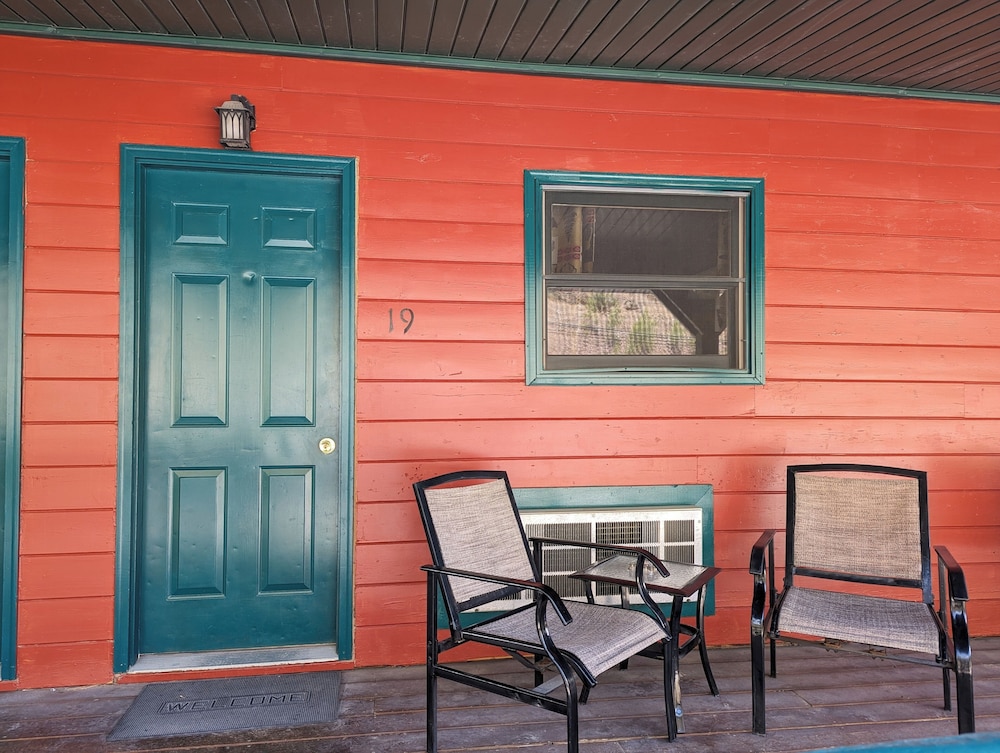 Ponderosa Pines Inn and Cabins