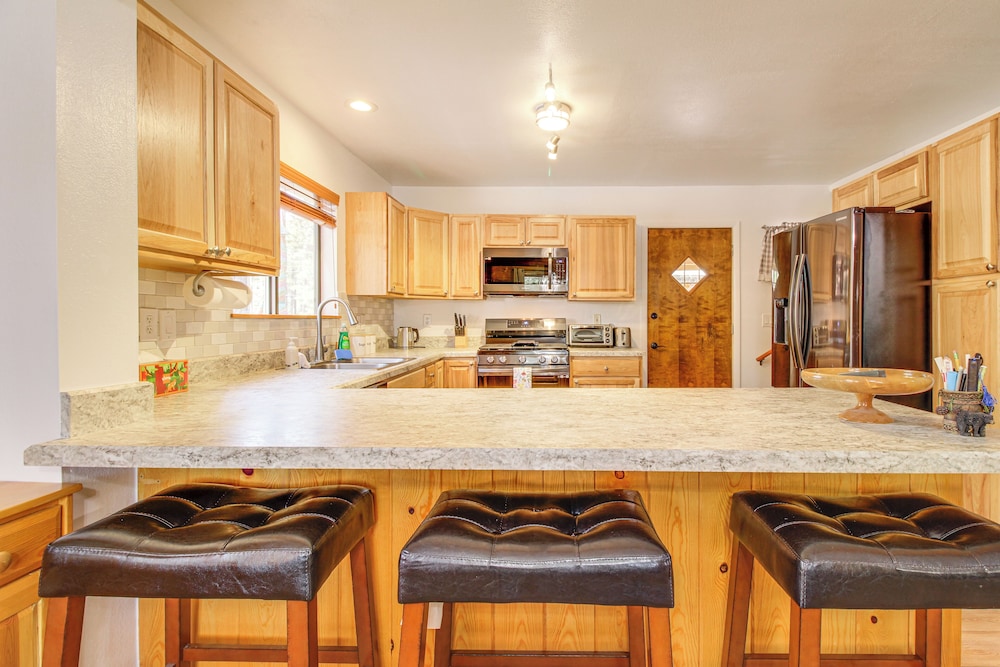 Game Room + Fireplace! Family Retreat in Pinetop