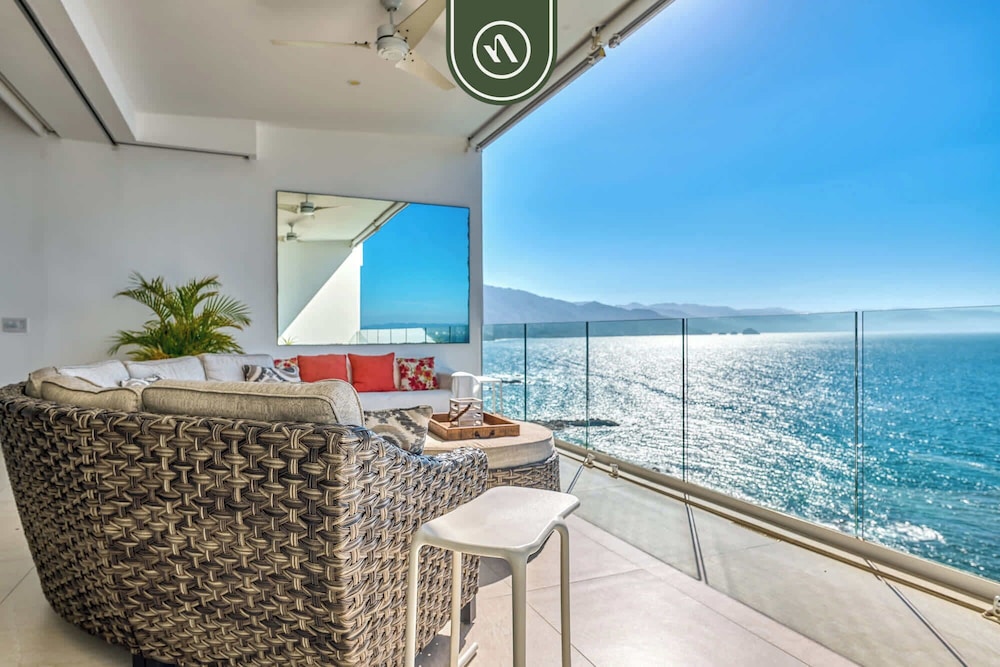 Oceanview Luxury Condo - Private Beach - Rooftpop