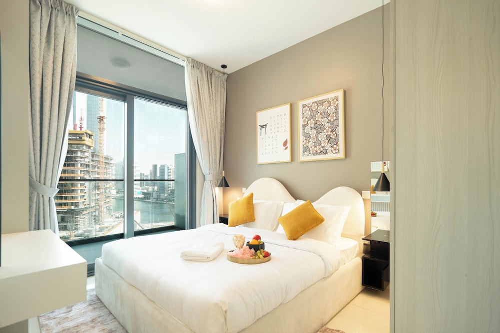 Lake-View 1BR Retreat in Business Bay