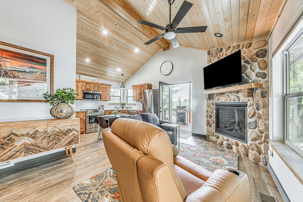 Walkable Location & Scenic Views: Ruidoso Cabin!