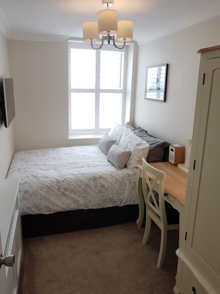Direct Sea Views, Seafront Location & Free Parking view 3