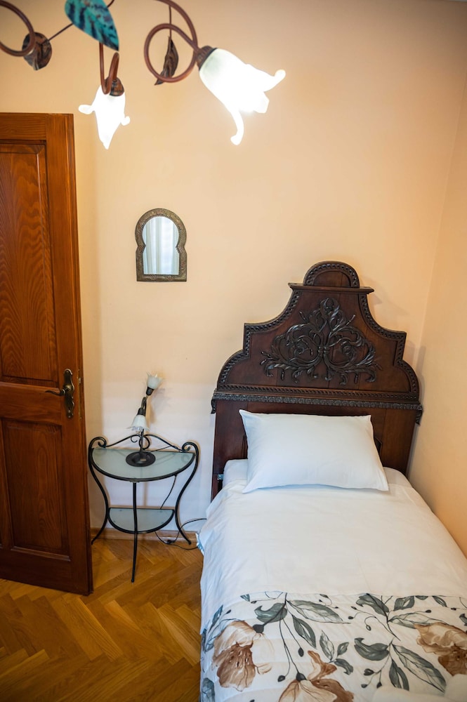 Amoret Apartments