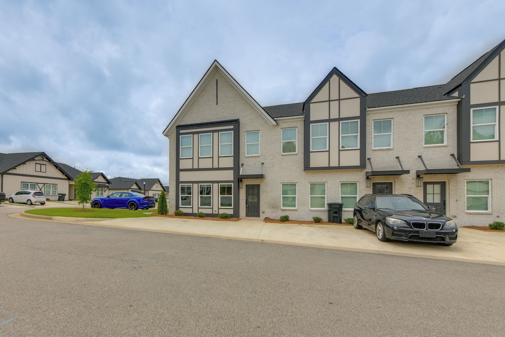5 Mi to Auburn University: Sleek Townhome w/ Patio