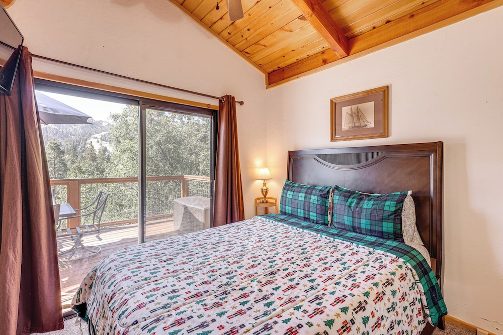 1 Mi to Skiing: Mtn-view Cabin in Big Bear Lake