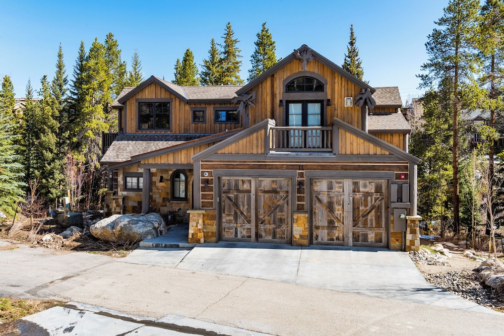 11 Riverwood Drive
