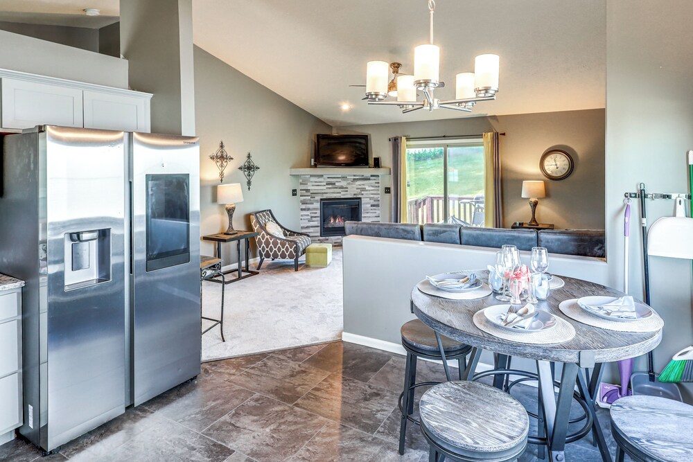 4 Mi to Offutt AFB - Family Home in Omaha Suburbs!