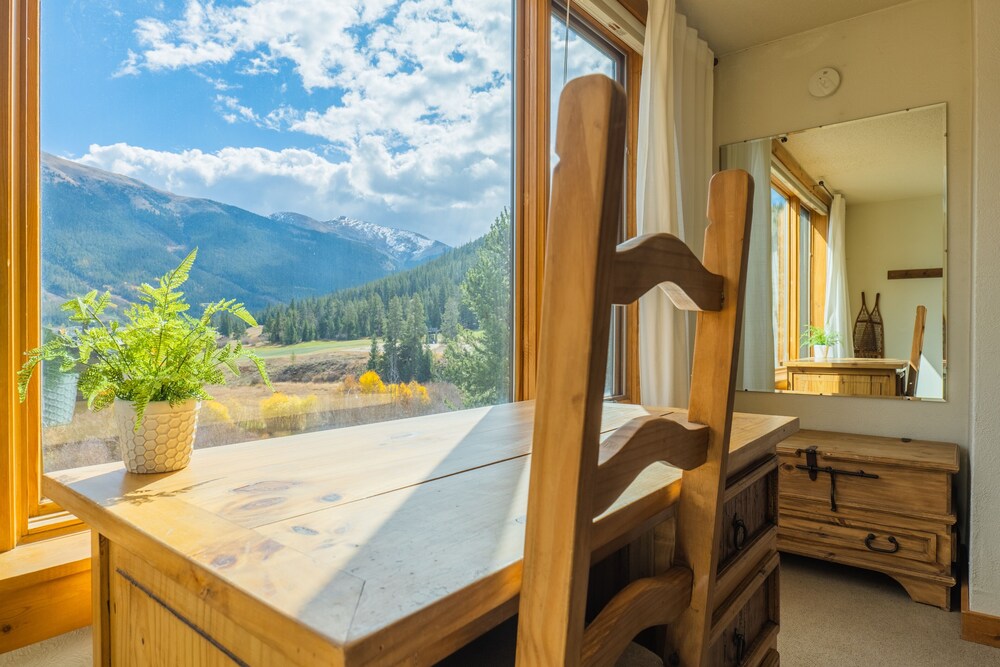 Comfortable Cozy Condo - Short Walk to American Eagle Lift - SH402 by RedAwning