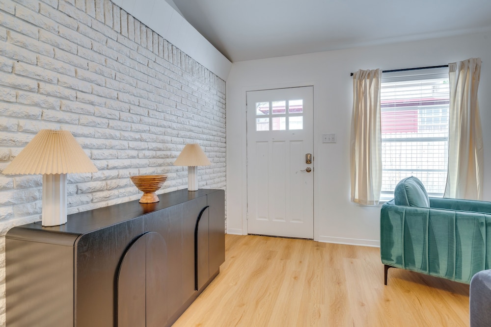 1/2 Mi to UT Austin Campus: Well-equipped Duplex!