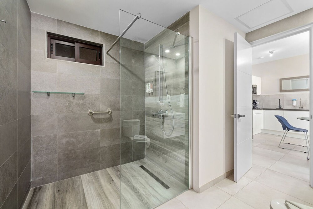 NEW Modern 1BR 1BA Gold Coast Pool GYM Tennis