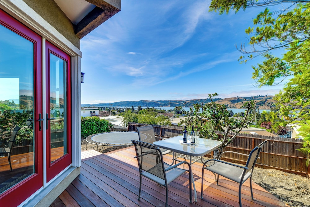 1 Mi to Downtown Benicia: Scenic Cliffside Escape