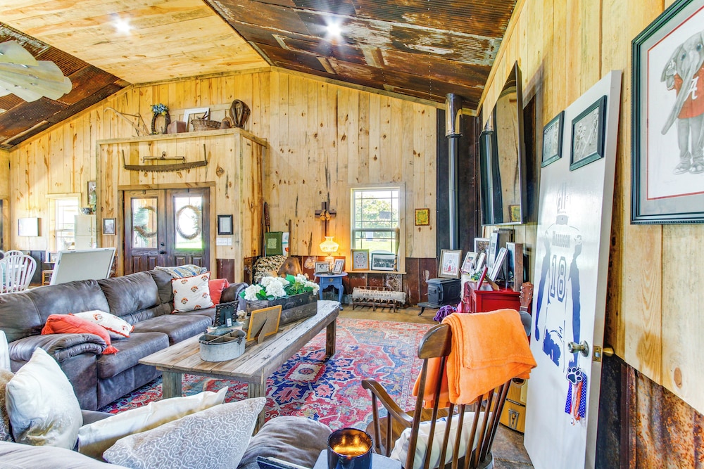 BBQ Ready: Farm-style Kinston Hideaway w/ Pool