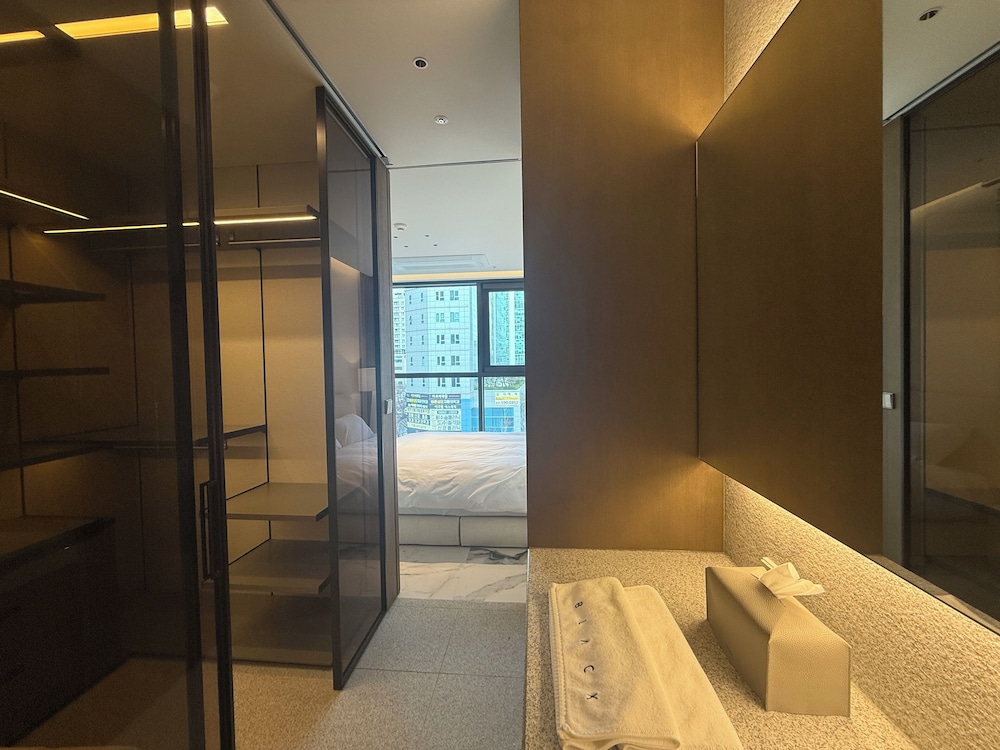 Caelum Black Gangnam Luxury Apt