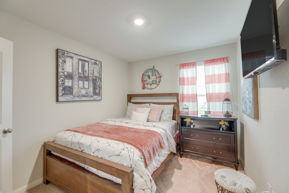 Pet-friendly Home w/ Fenced Yard in Manor