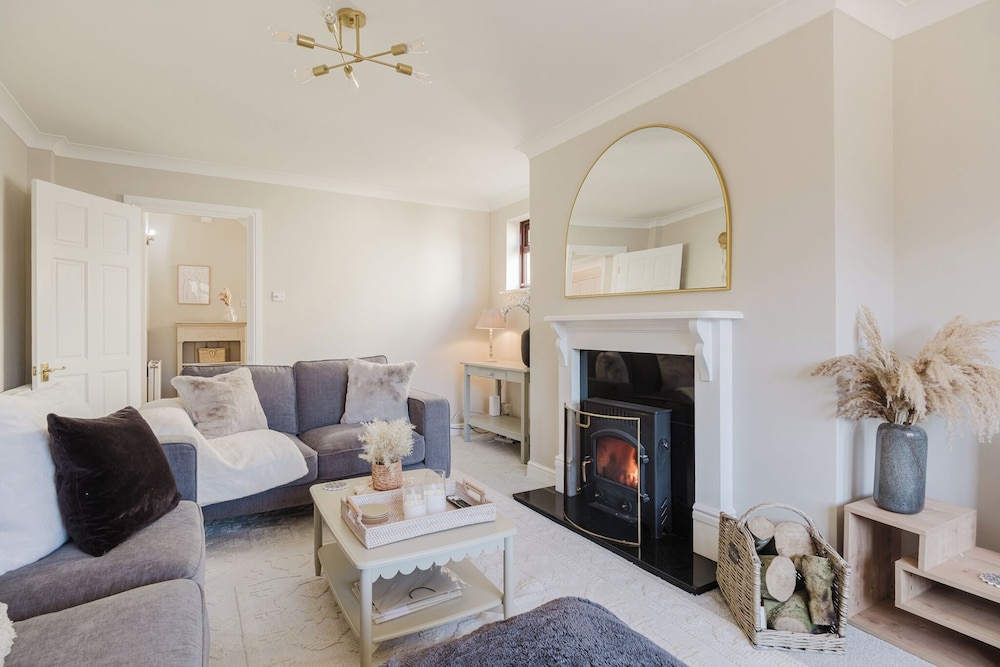 Beautiful 4 BD Home near Woodstock