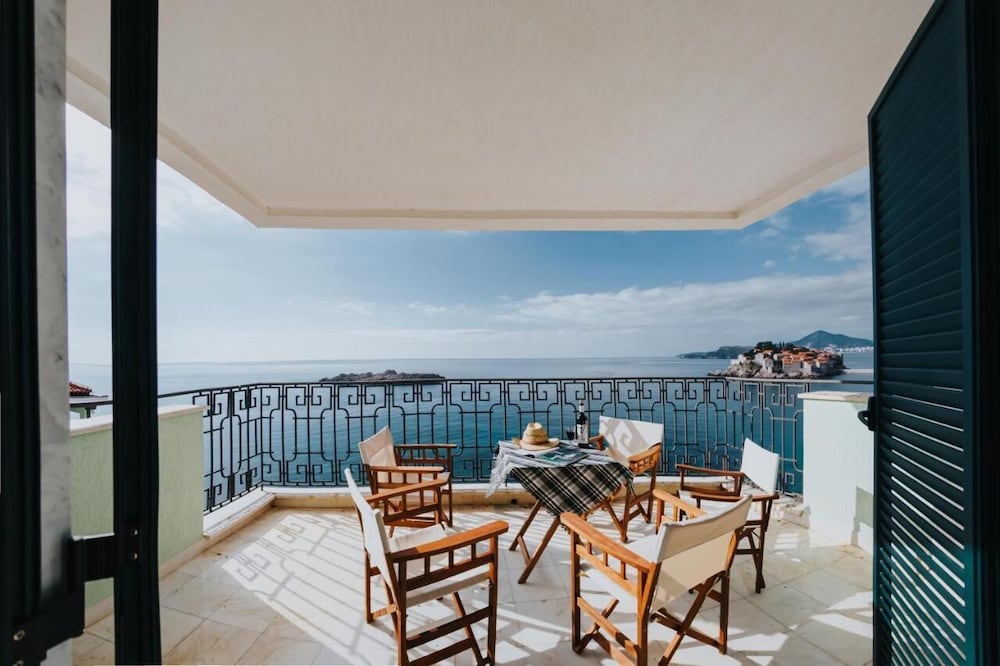 Hotel Sveti Stefan Beach Apartment - Image 1