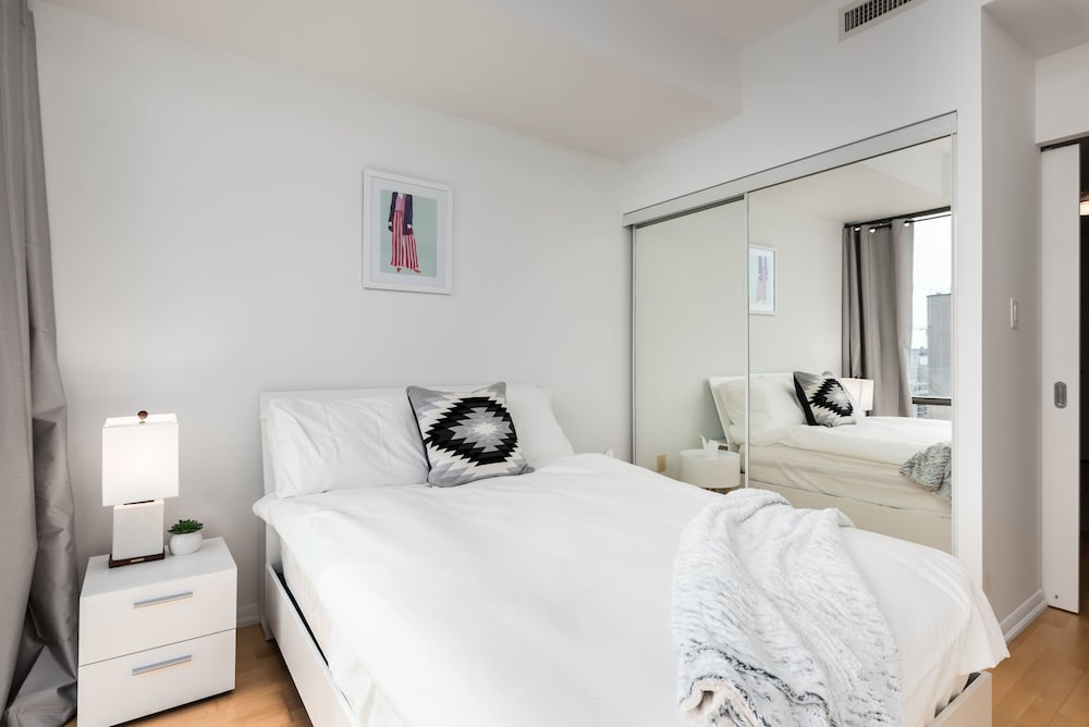 elegant condo with panoramic views - Image 3