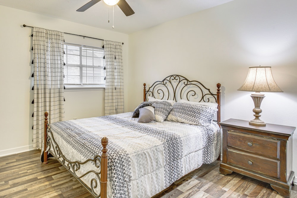 23 Mi to Nola: Cozy & Quaint Destrehan Townhome