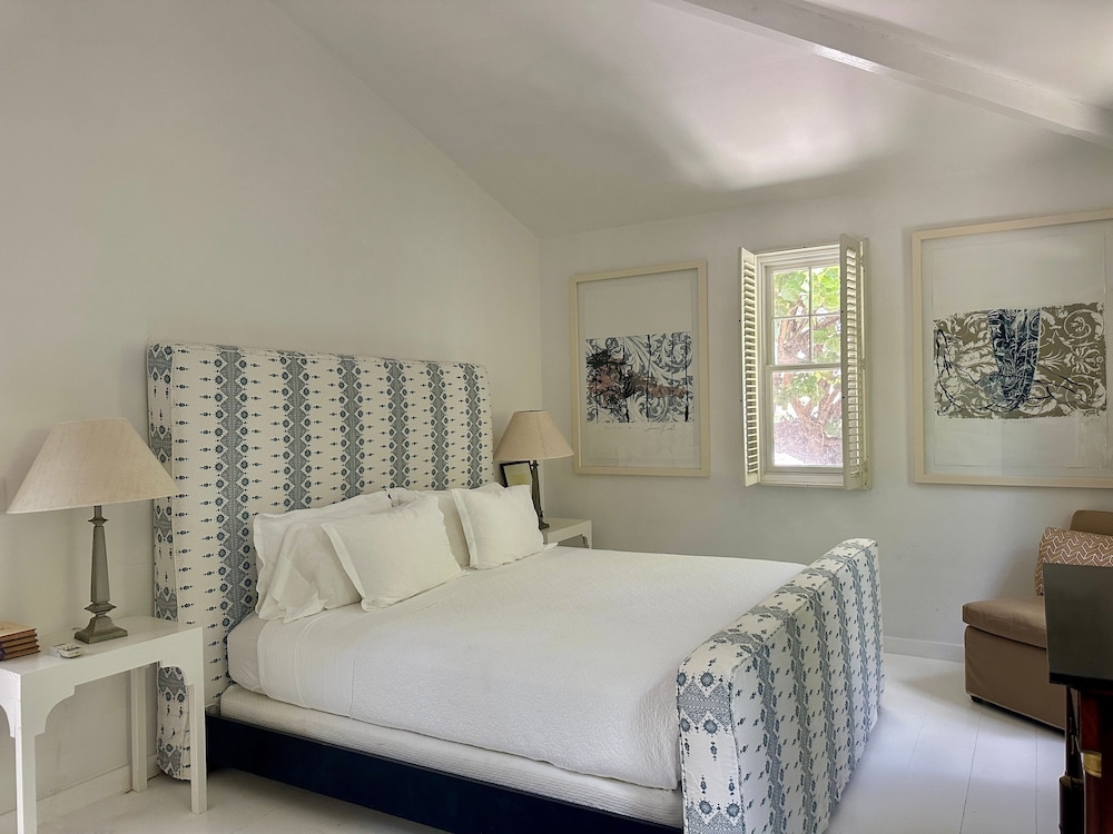 Hibiscus Hill Cricket Pavilion - Retreat Near Pink Sand Beach 2 Bedroom Cottage